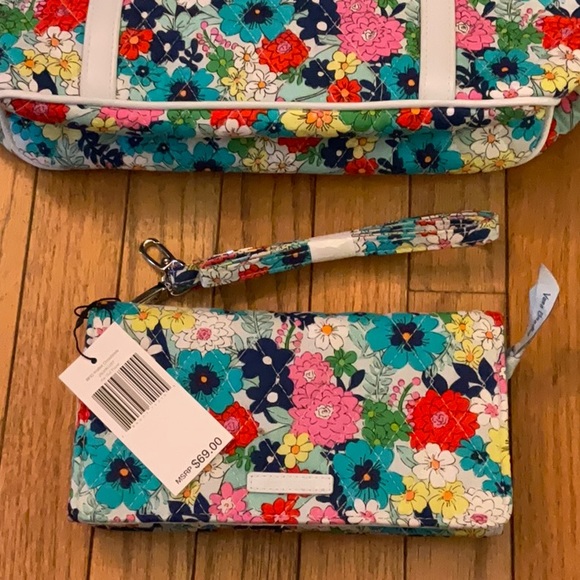 Vera Bradley small trimmed Vera with matching wallet. - Picture 7 of 8